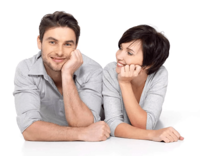 Uomo e donna soddisfatti dopo il trattamento della prostatite con capsule di prostamina