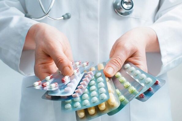 il medico sceglie gli antibiotici per la prostatite